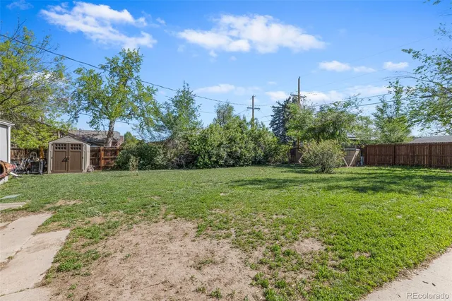 a view of a yard with a house