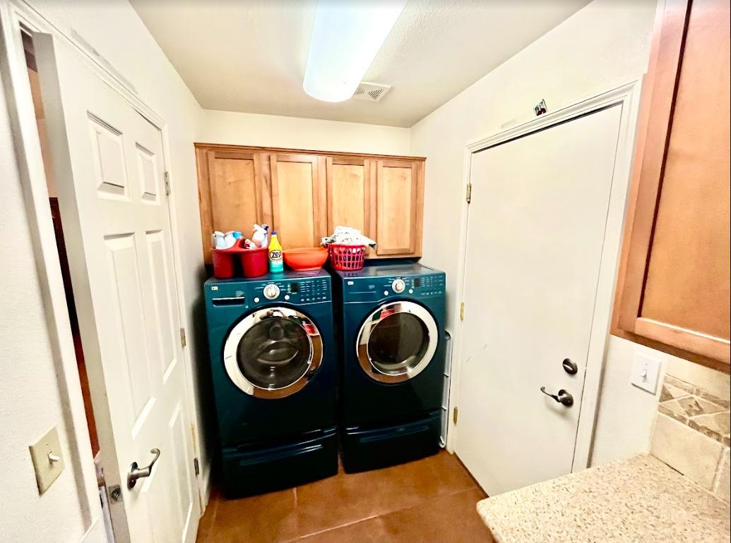922 Sequoia Street Parlier, CA 93648 - Photo 11 of 16 a utility room with dryer and washer
