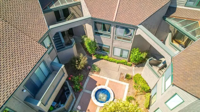 a view of a backyard