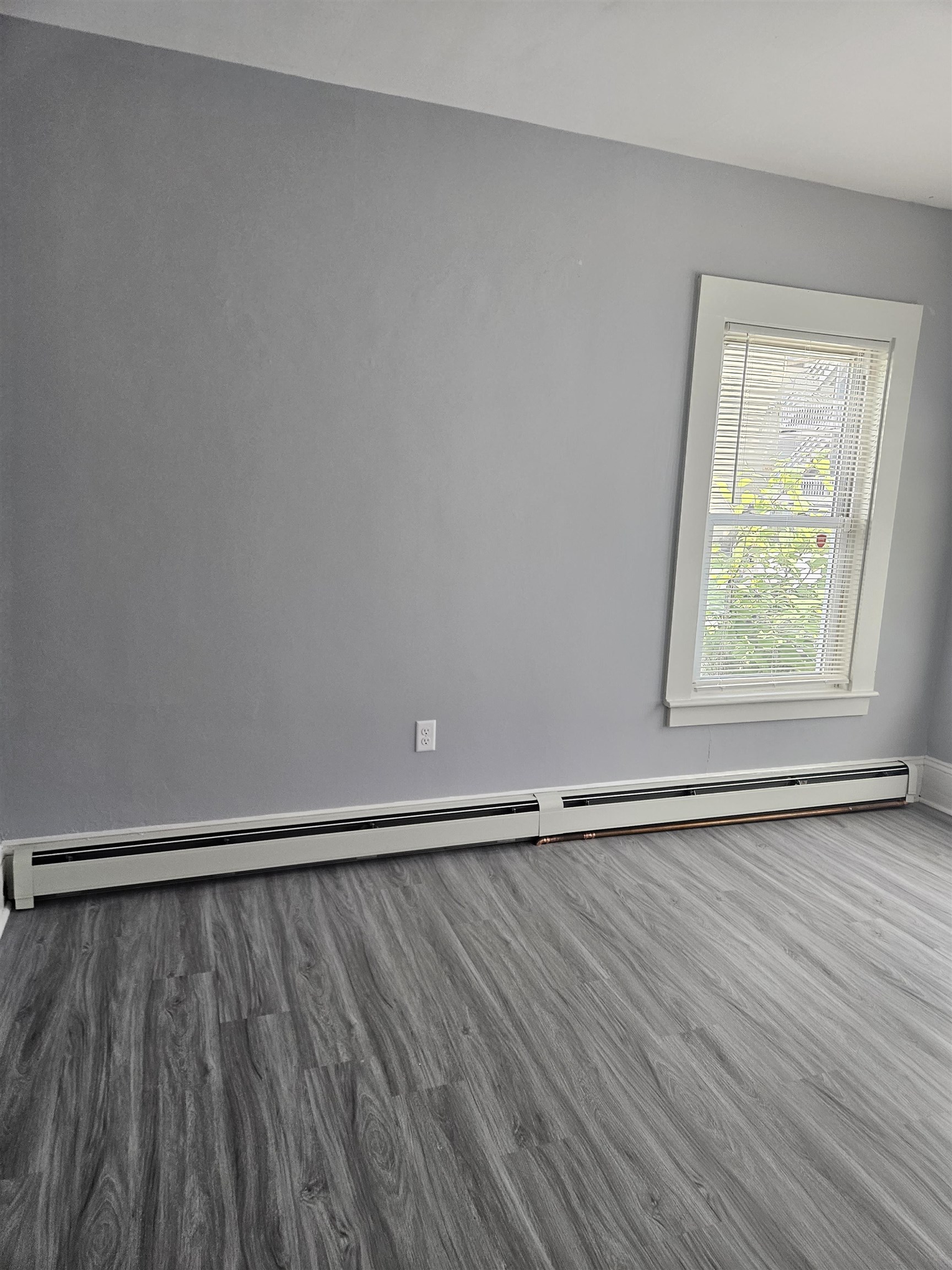 637 Harvard Street Manchester, NH 03103 - Photo 2 of 17