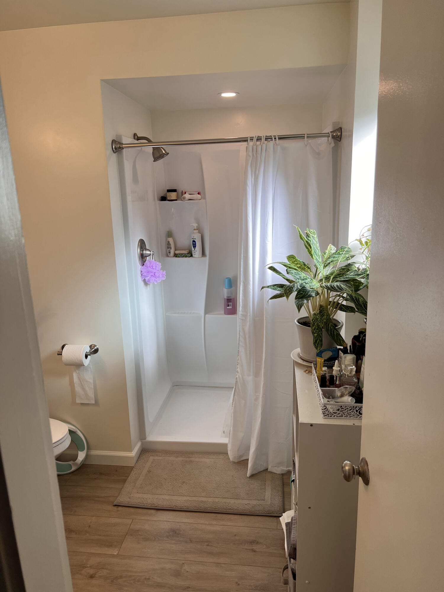 545 Sunbeam Road, Unit C Lompoc, CA 93436 - Photo 12 of 17 a bathroom with a shower and a toilet