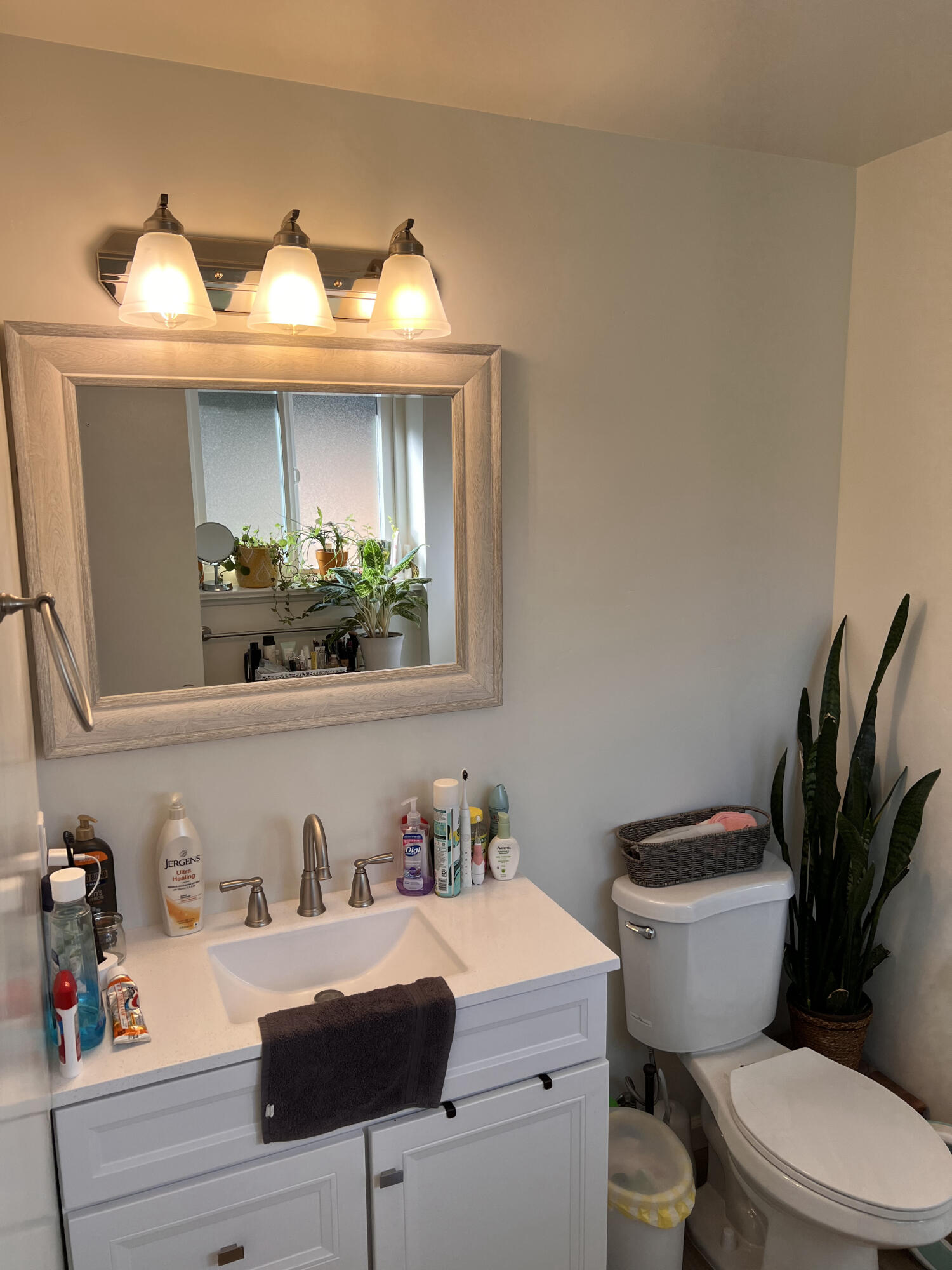 545 Sunbeam Road, Unit C Lompoc, CA 93436 - Photo 13 of 17 a bathroom with a toilet a sink and a mirror