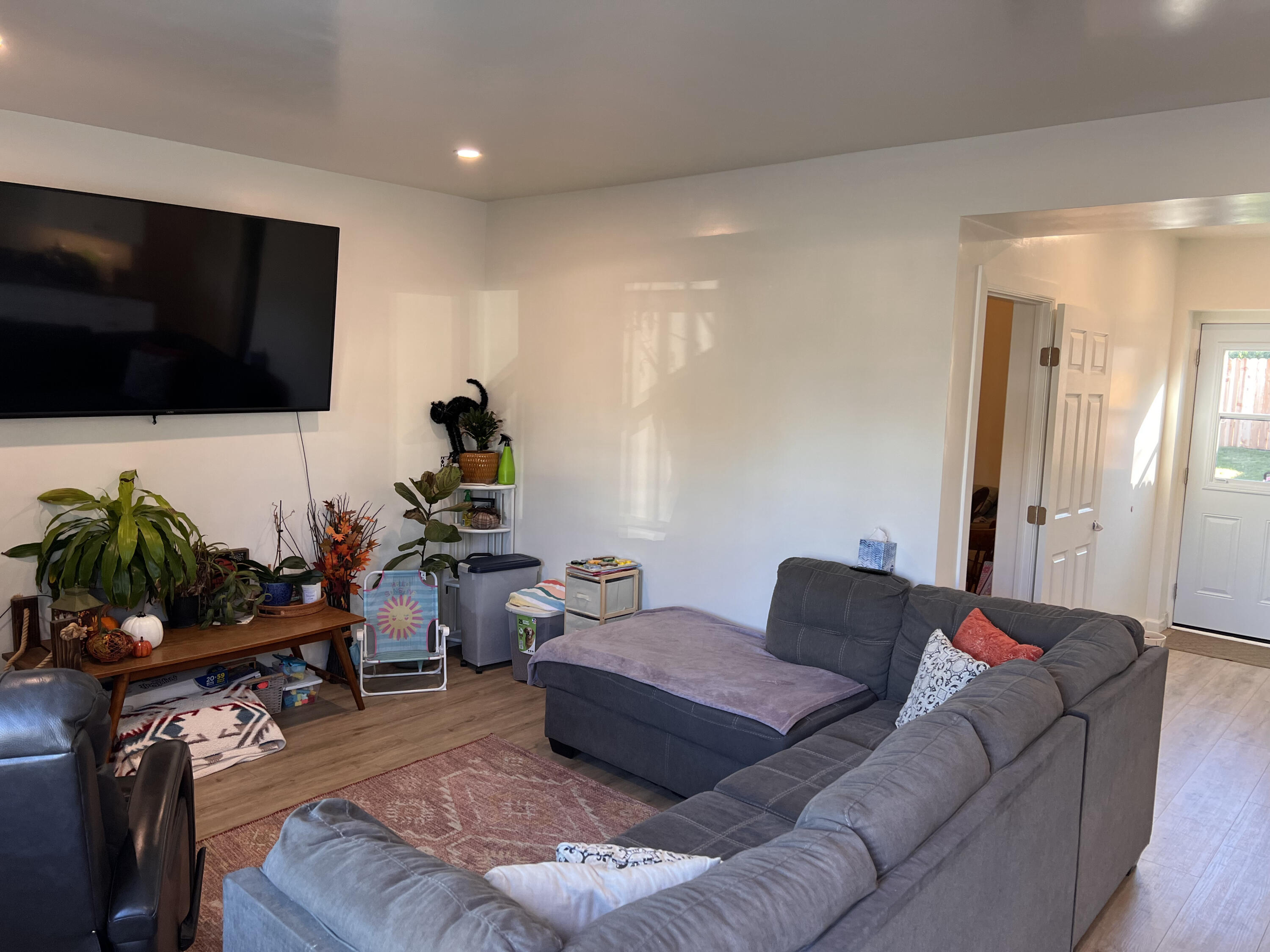 545 Sunbeam Road, Unit C Lompoc, CA 93436 - Photo 2 of 17 a living room with furniture and a flat screen tv