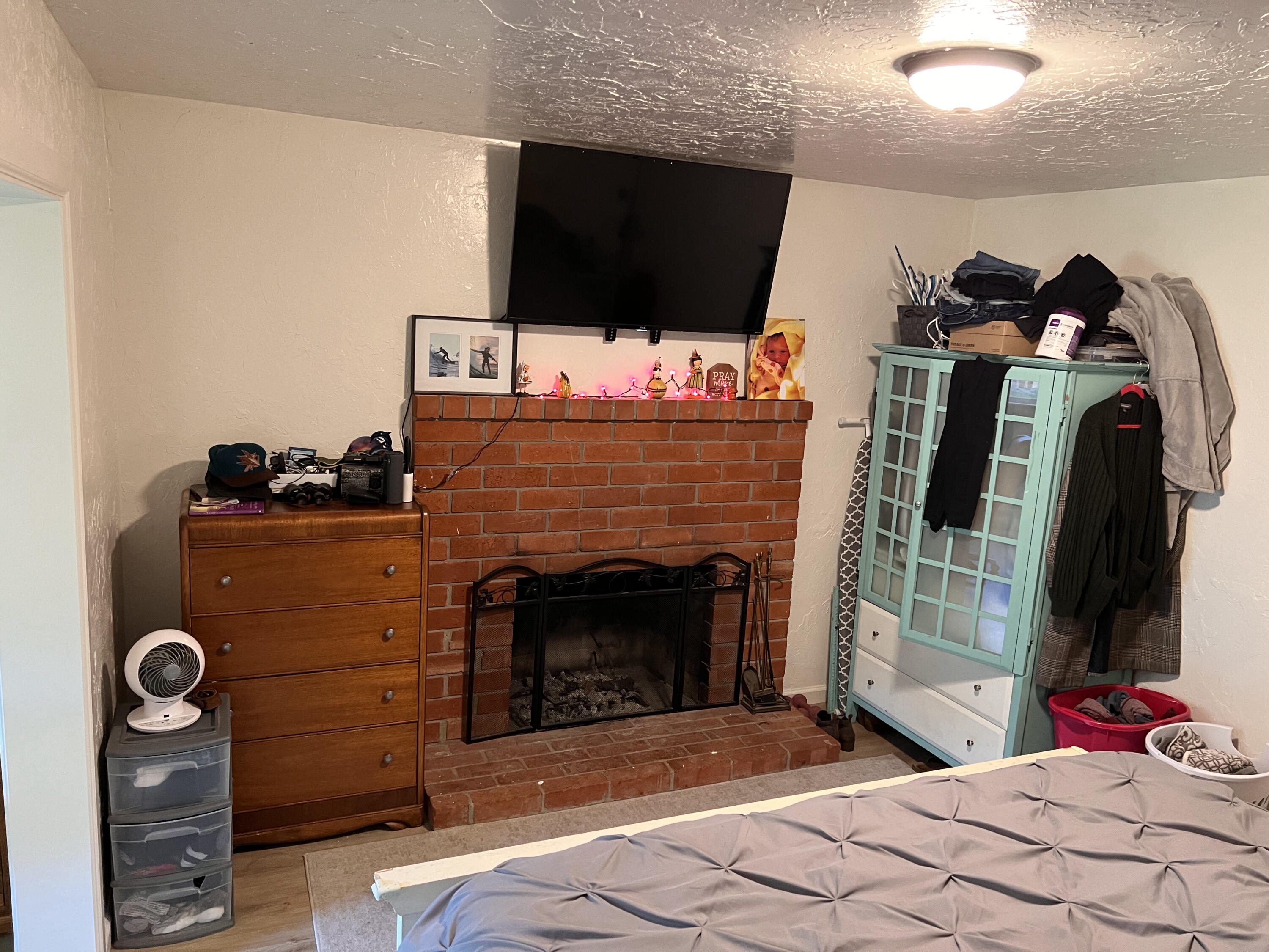 545 Sunbeam Road, Unit C Lompoc, CA 93436 - Photo 10 of 17 a bedroom with a bed and a television