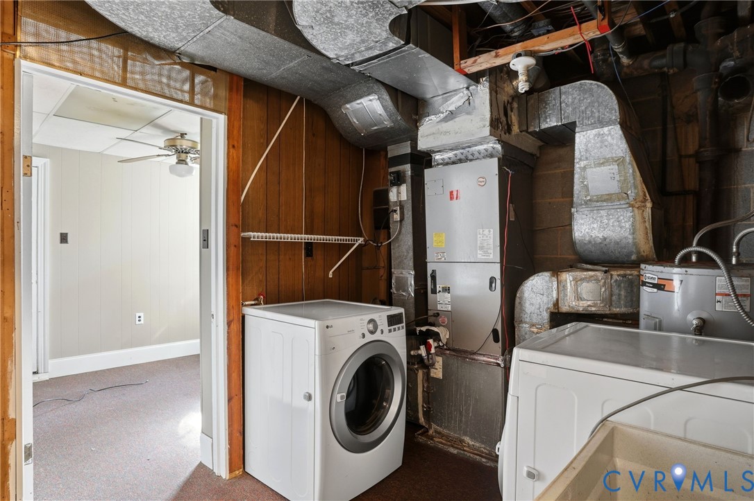 8421 Yolanda Road Henrico, VA 23229 - Photo 11 of 34 a utility room with dryer and washer