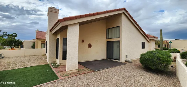 a view of a house with backyard