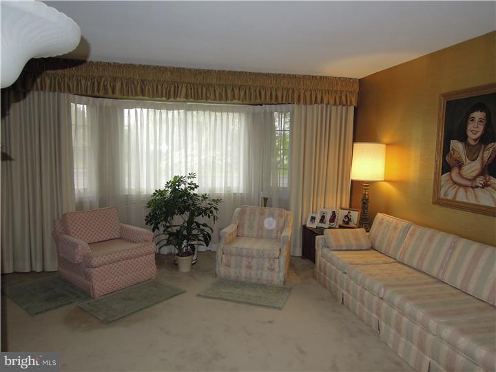 2456 Klockner Road Hamilton, NJ 08690 - Photo 4 of 18 Living Room