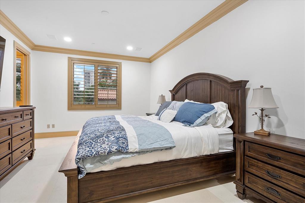 414 Riviera Isle Drive Fort Lauderdale, FL 33301 - Photo 36 of 70 a bedroom with a bed and a dresser