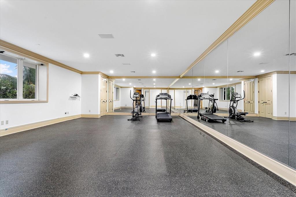 414 Riviera Isle Drive Fort Lauderdale, FL 33301 - Photo 41 of 70 a view of a room with gym equipment