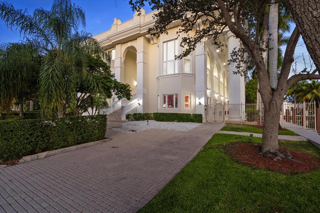 414 Riviera Isle Drive Fort Lauderdale, FL 33301 - Photo 70 of 70 a front view of a house with garden