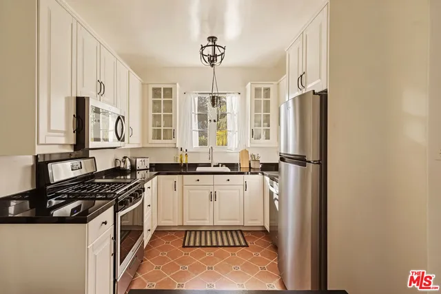 $3,995 | 830 North Gardner Street, Los Angeles, CA 90046