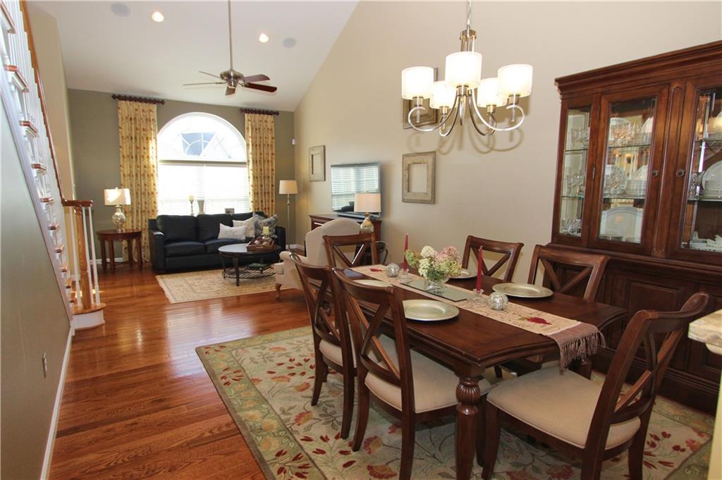 Lovely dining room for dinners with family and friends!