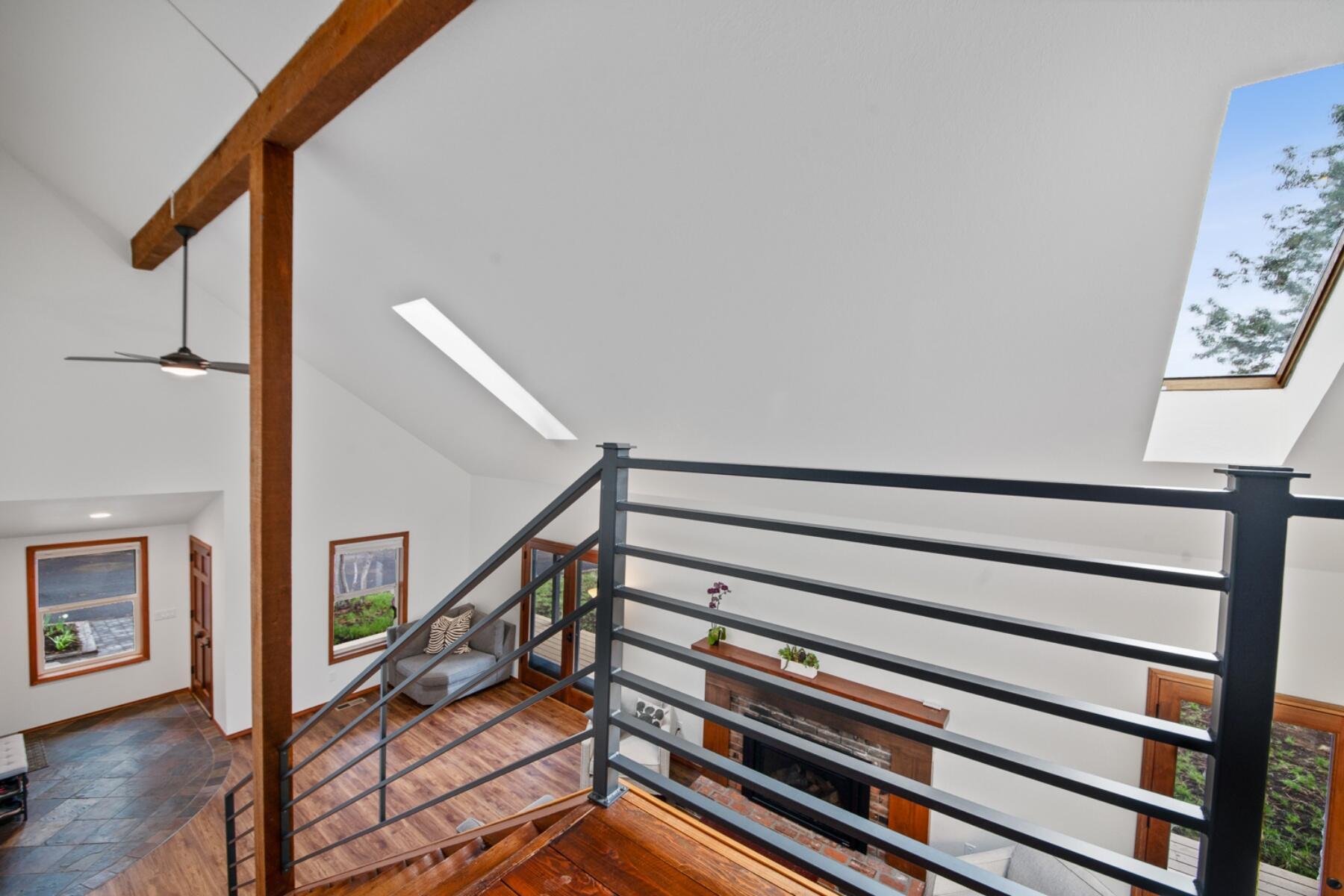 60604 Ridge Heights Bend, OR 97702 - Photo 25 of 48 batch_26-stairwell1