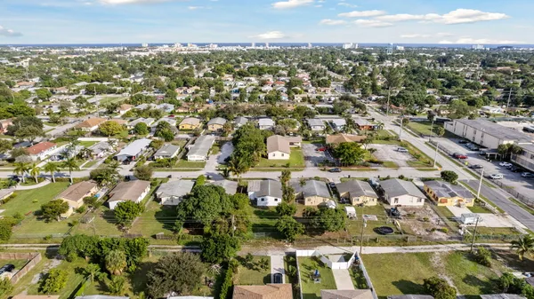 $2,800 | 230 Southwest 13th Avenue, Delray Beach, FL 33444