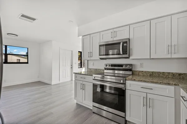 $2,800 | 230 Southwest 13th Avenue, Delray Beach, FL 33444