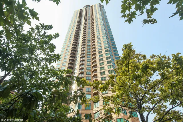 $240,000 | 400 North LaSalle Drive, Unit 3706, Chicago, IL 60654