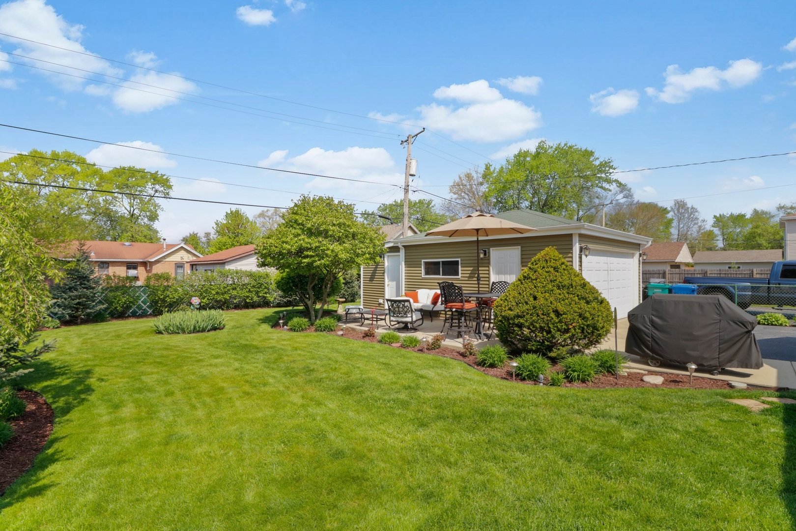 10930 Oak Avenue Chicago Ridge, IL 60415 - Photo 14 of 20 a view of a house with backyard and garden