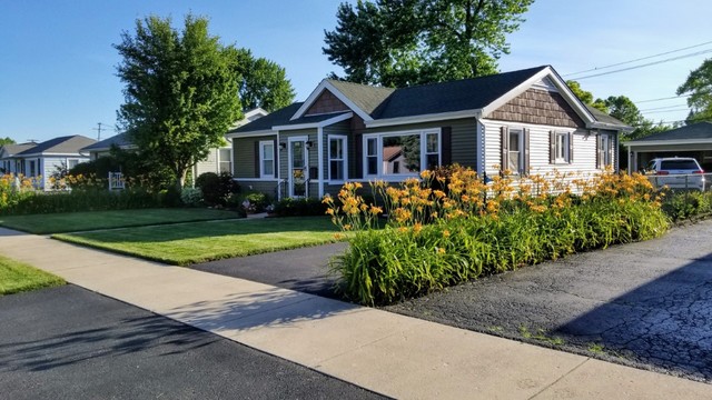 10930 Oak Avenue Chicago Ridge, IL 60415 - Photo 19 of 20 a front view of a house with garden