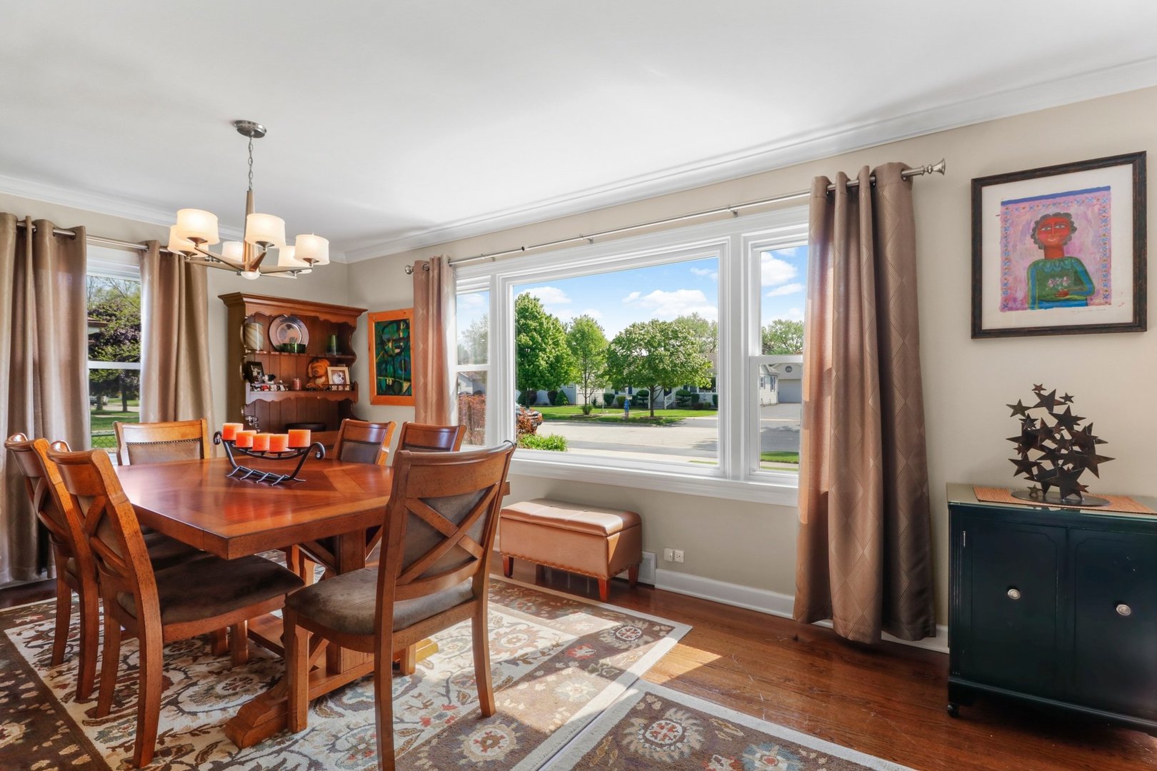 10930 Oak Avenue Chicago Ridge, IL 60415 - Photo 3 of 20 a dining room with furniture a chandelier and window