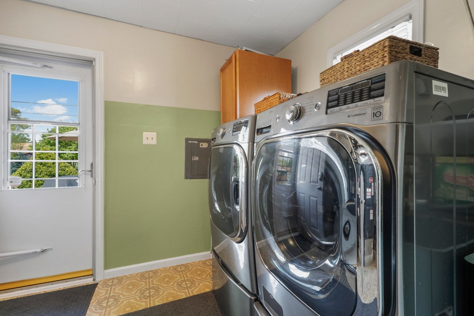 10930 Oak Avenue Chicago Ridge, IL 60415 - Photo 7 of 20 a utility room with dryer and washer