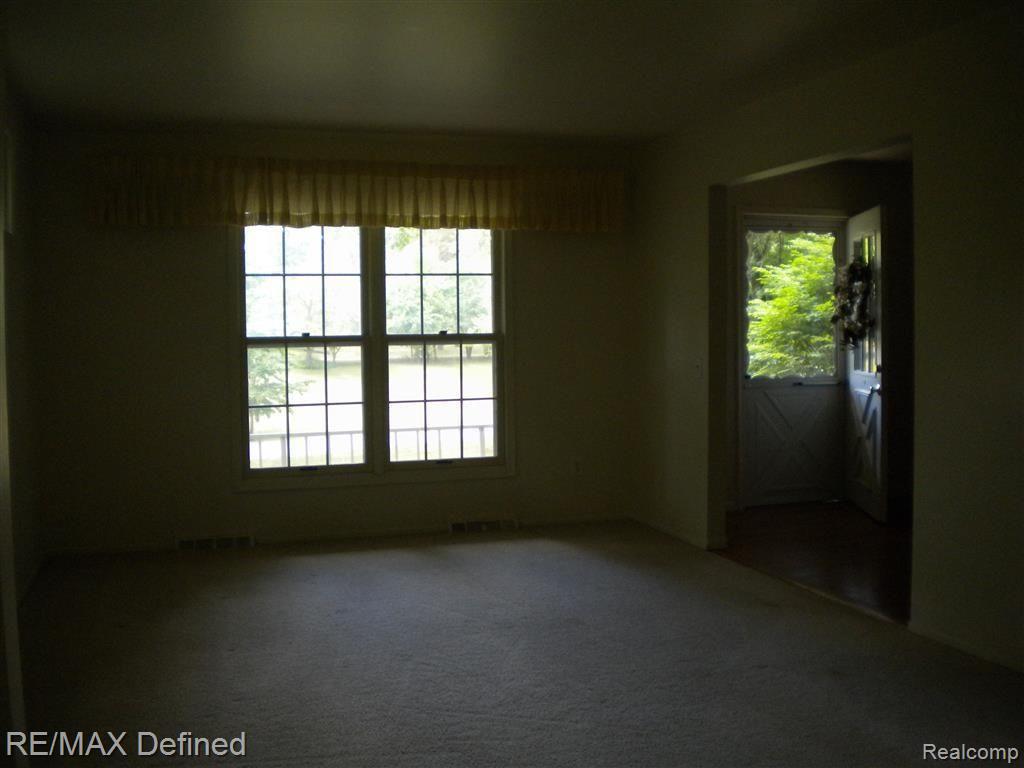 587 Ridgewood Road Rochester, MI 48306 - Photo 6 of 26 587 Ridgewood 006.JPG