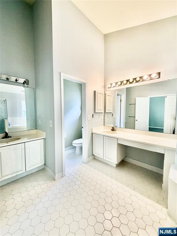 35 Harrier Court, Unit 35 Wayne, NJ 07470 - Photo 13 of 16 a bathroom with a bathtub sink and mirror