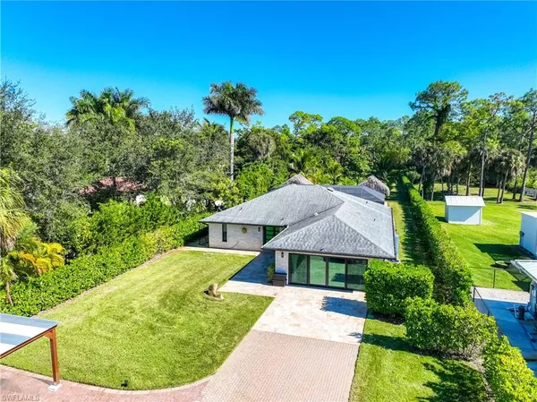 a view of a backyard