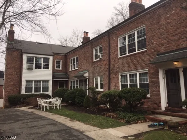 $3,375 | 33 Hillside Avenue, Unit 2, Montclair, NJ 07042