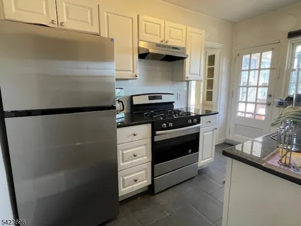 $3,375 | 33 Hillside Avenue, Unit 2, Montclair, NJ 07042