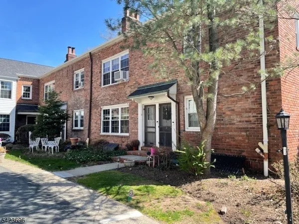 $3,375 | 33 Hillside Avenue, Unit 2, Montclair, NJ 07042