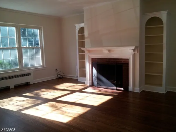 $3,375 | 33 Hillside Avenue, Unit 2, Montclair, NJ 07042