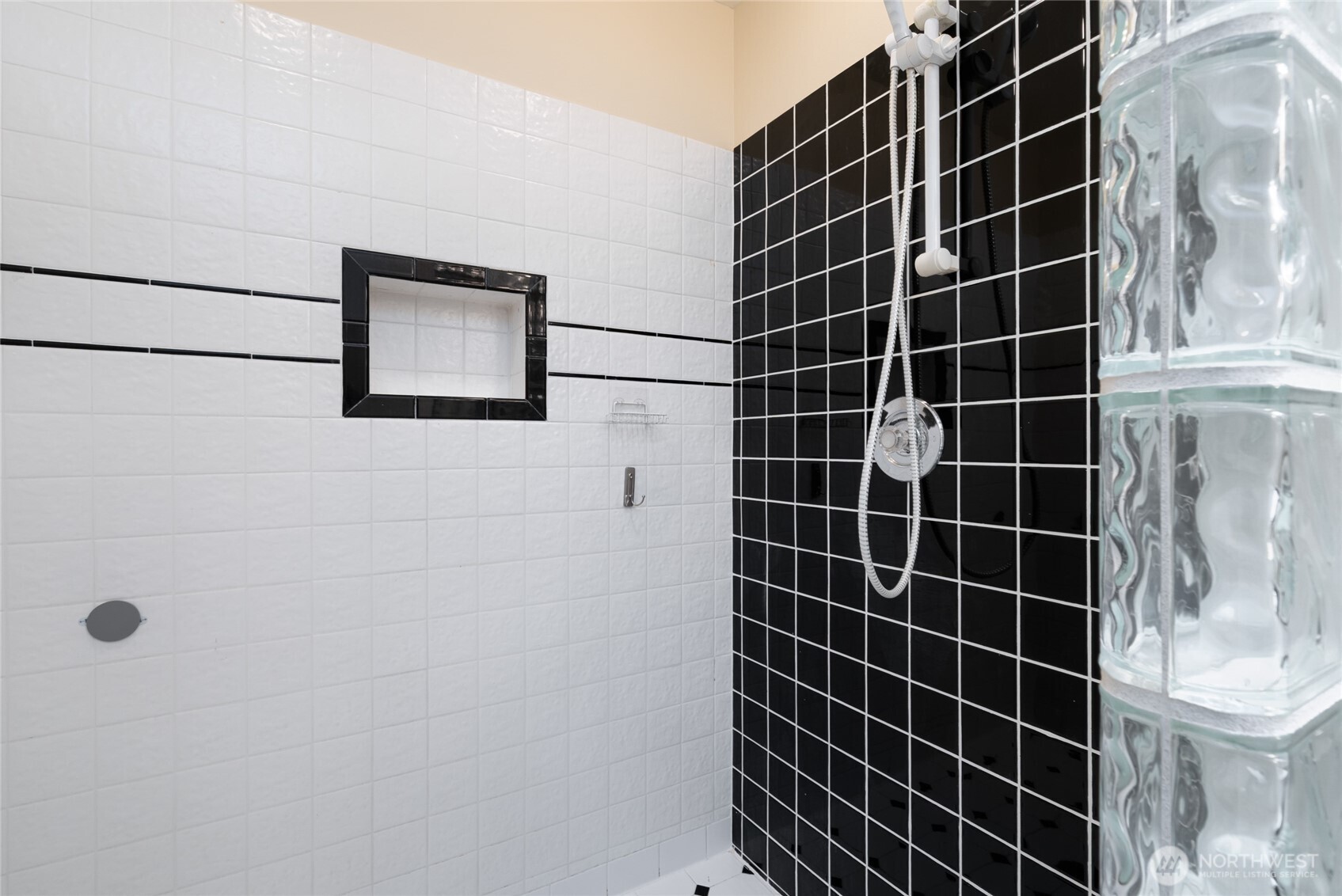 476 Nez Perce Place La Conner, WA 98257 - Photo 19 of 40 a bathroom with a shower