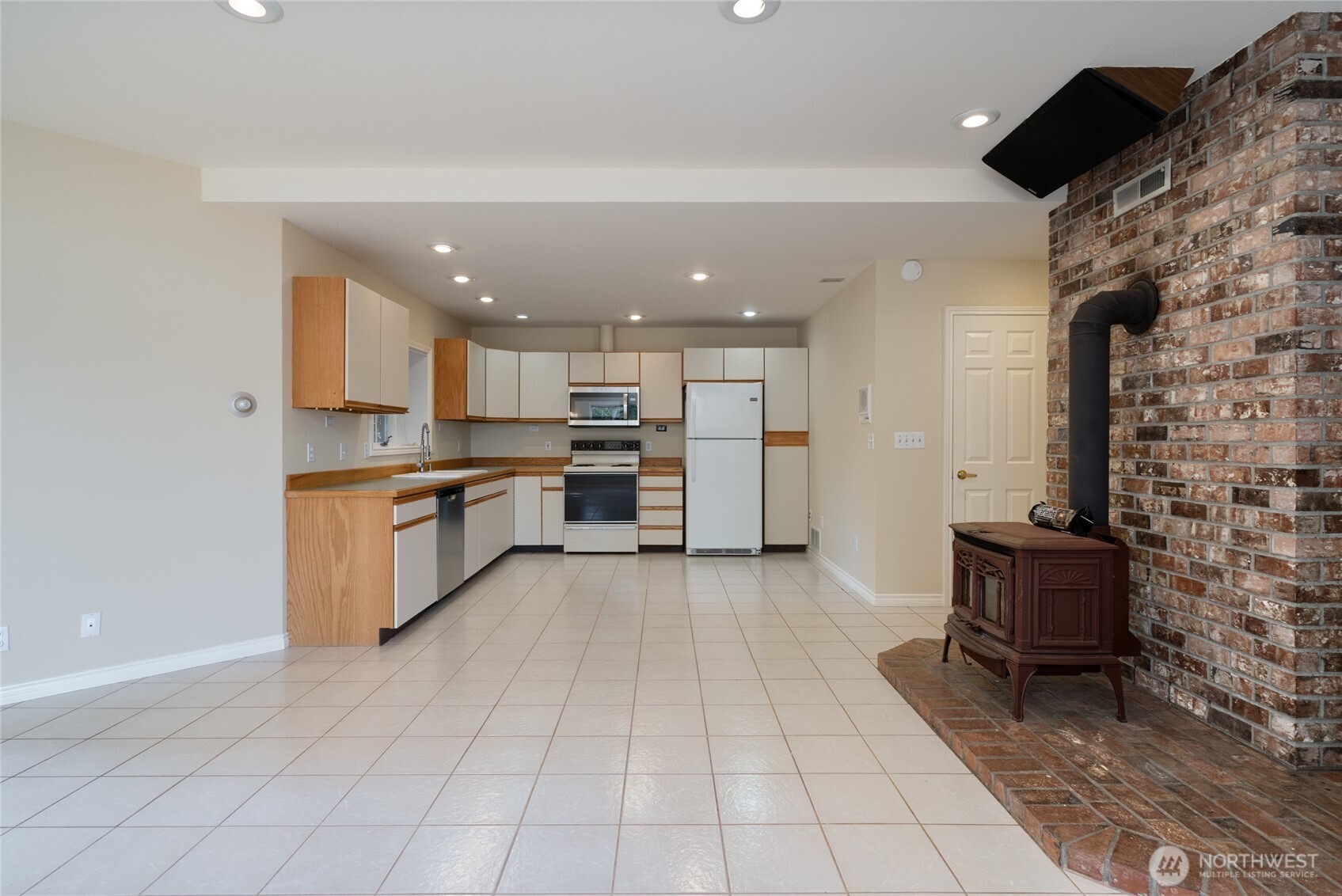 476 Nez Perce Place La Conner, WA 98257 - Photo 24 of 40 a large kitchen with stainless steel appliances kitchen island granite countertop a refrigerator and a stove top oven
