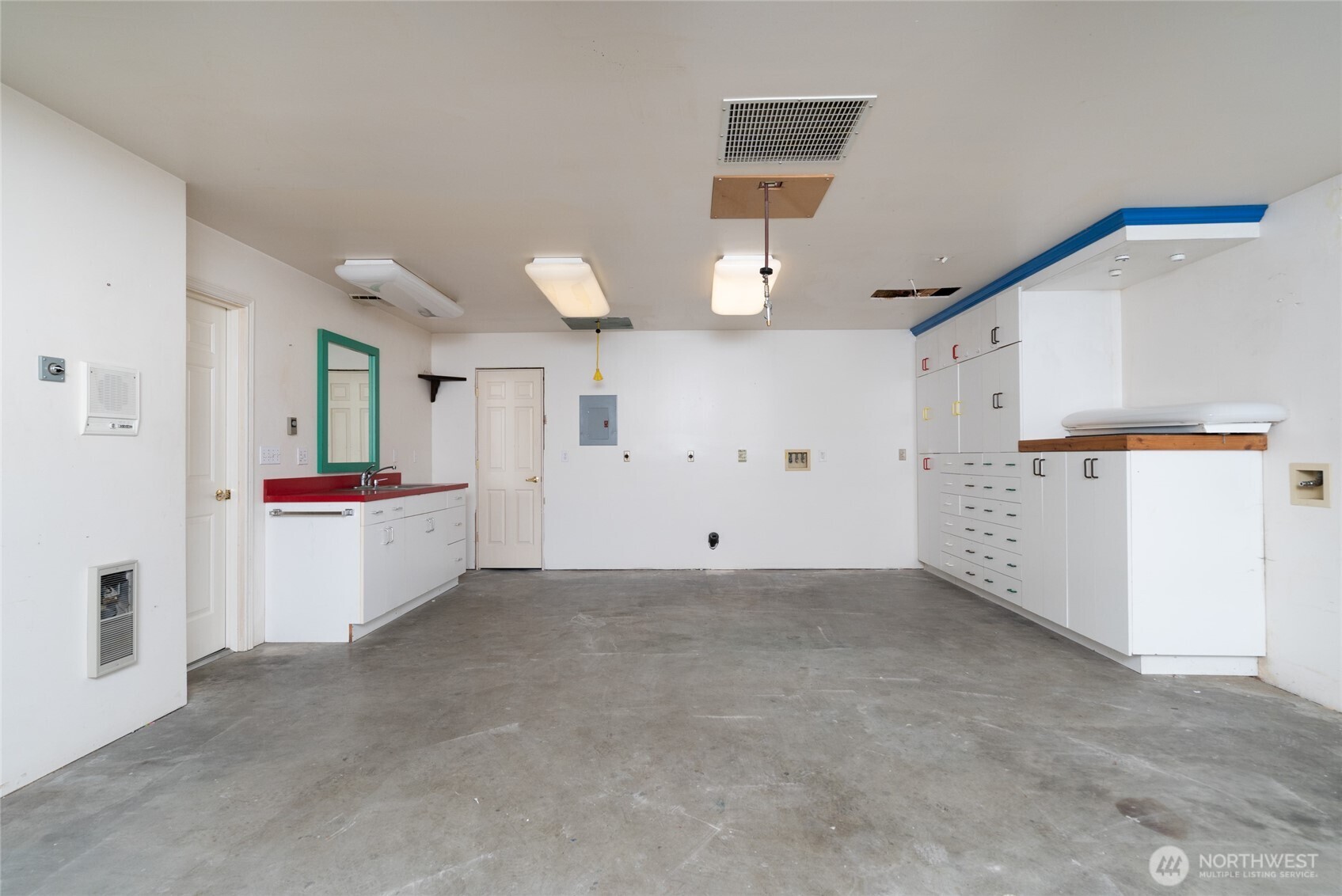 476 Nez Perce Place La Conner, WA 98257 - Photo 27 of 40 a view of a kitchen with a sink