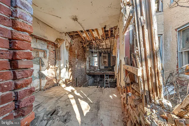 a view of a pathway with a house