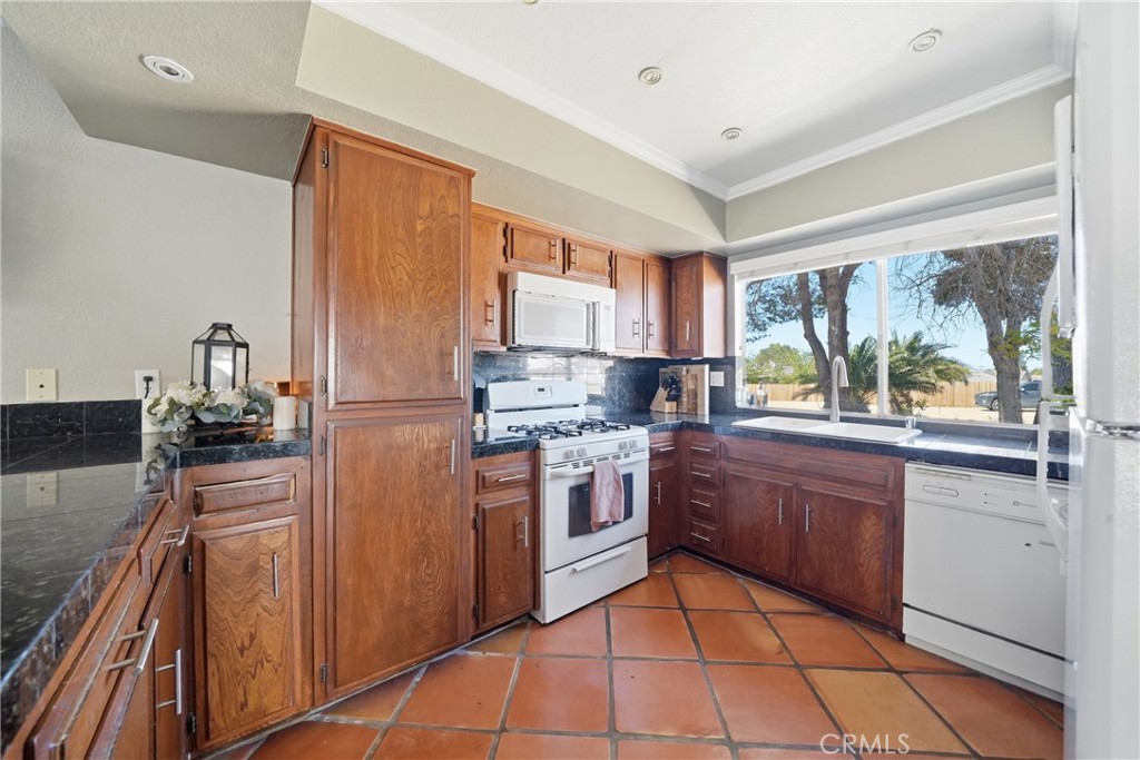 15951 St Timothy Road Apple Valley, CA 92307 - Photo 11 of 31