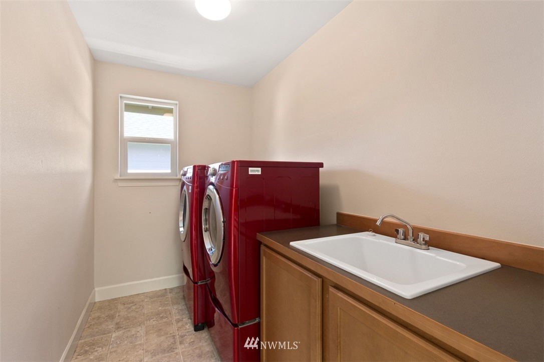 233 Chelan Avenue Northeast Renton, WA 98059 - Photo 15 of 16 a utility room with dryer and washer