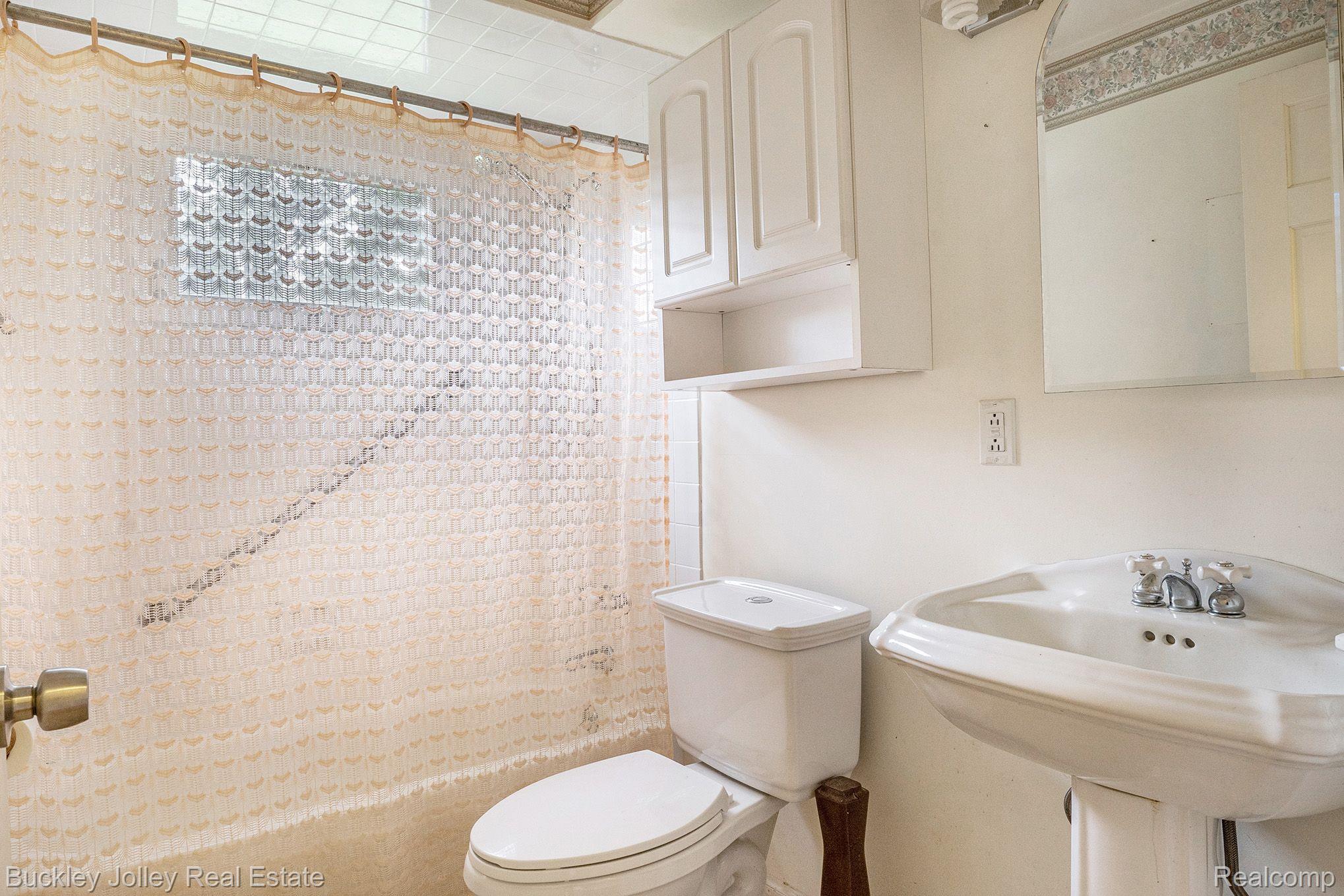 3824 East Coon Lake Road Howell, MI 48843 - Photo 8 of 14 Tub with Shower