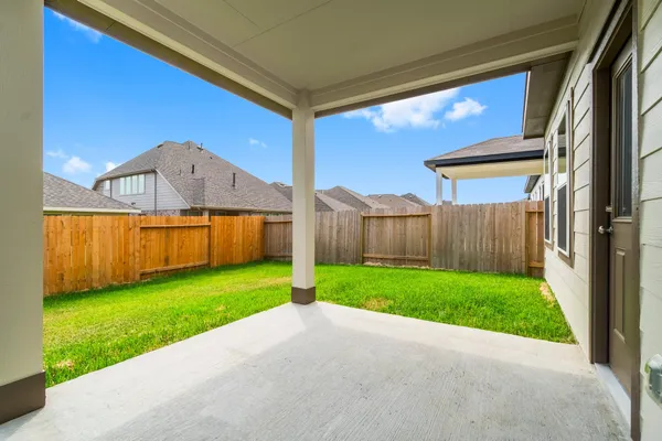 a view of a house with backyard and garden