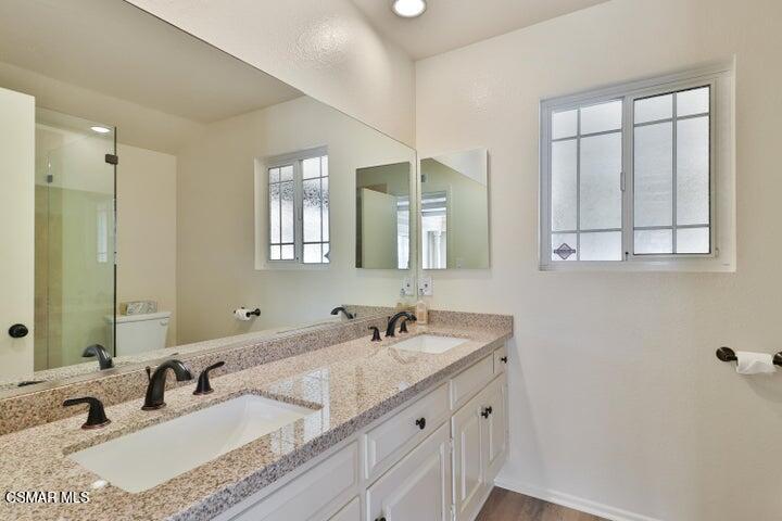 2379 Welcome Court Simi Valley, CA 93063 - Photo 33 of 49 a bathroom with double sink and a mirror