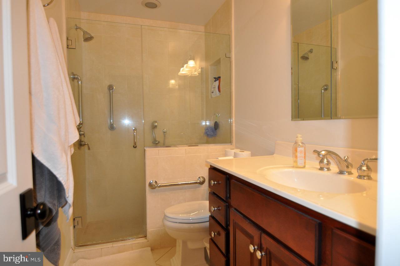 7523 Heatherton Lane Potomac, MD 20854 - Photo 11 of 23