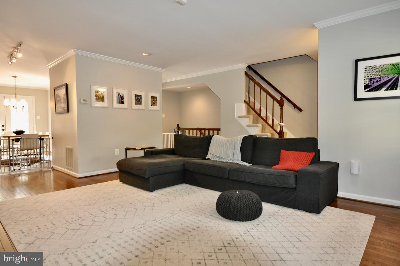 7523 Heatherton Lane Potomac, MD 20854 - Photo 4 of 23