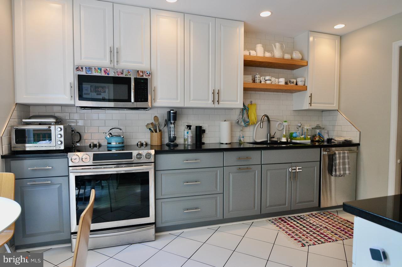 7523 Heatherton Lane Potomac, MD 20854 - Photo 5 of 23