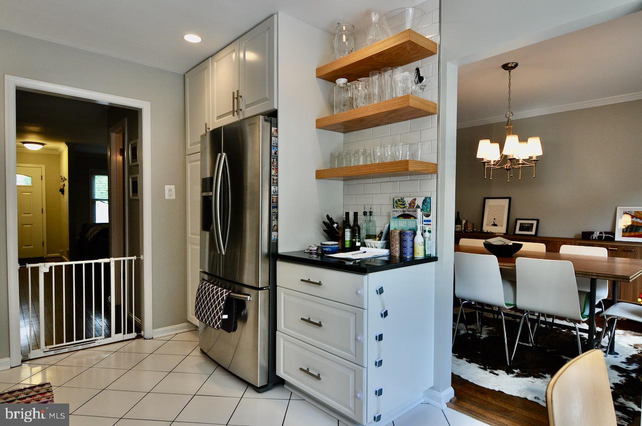 7523 Heatherton Lane Potomac, MD 20854 - Photo 6 of 23