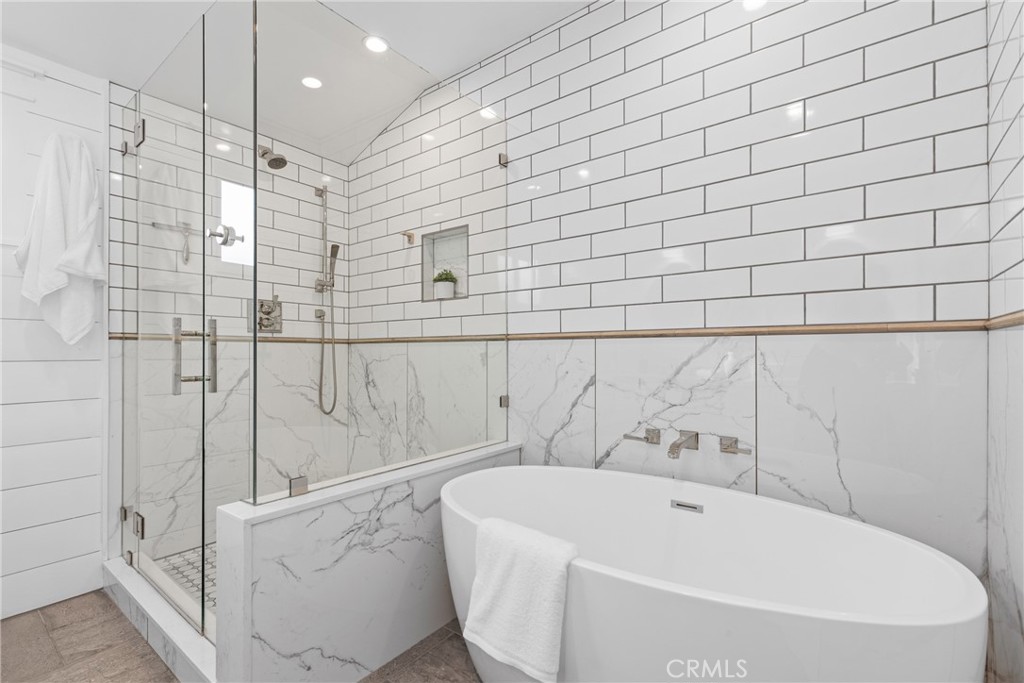 12947 La Maida Street Sherman Oaks, CA 91423 - Photo 19 of 31 a bathroom with a white bathtub