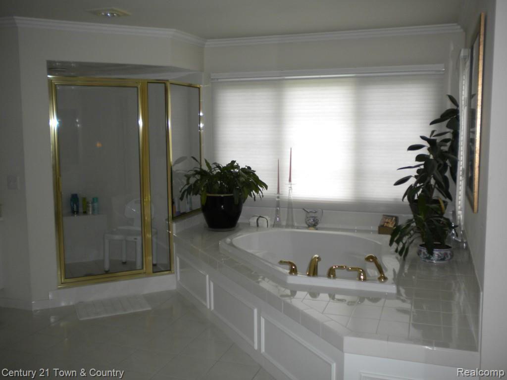 5873 Kingspointe Drive Rochester, MI 48306 - Photo 52 of 66 Master Bath 2.jpg