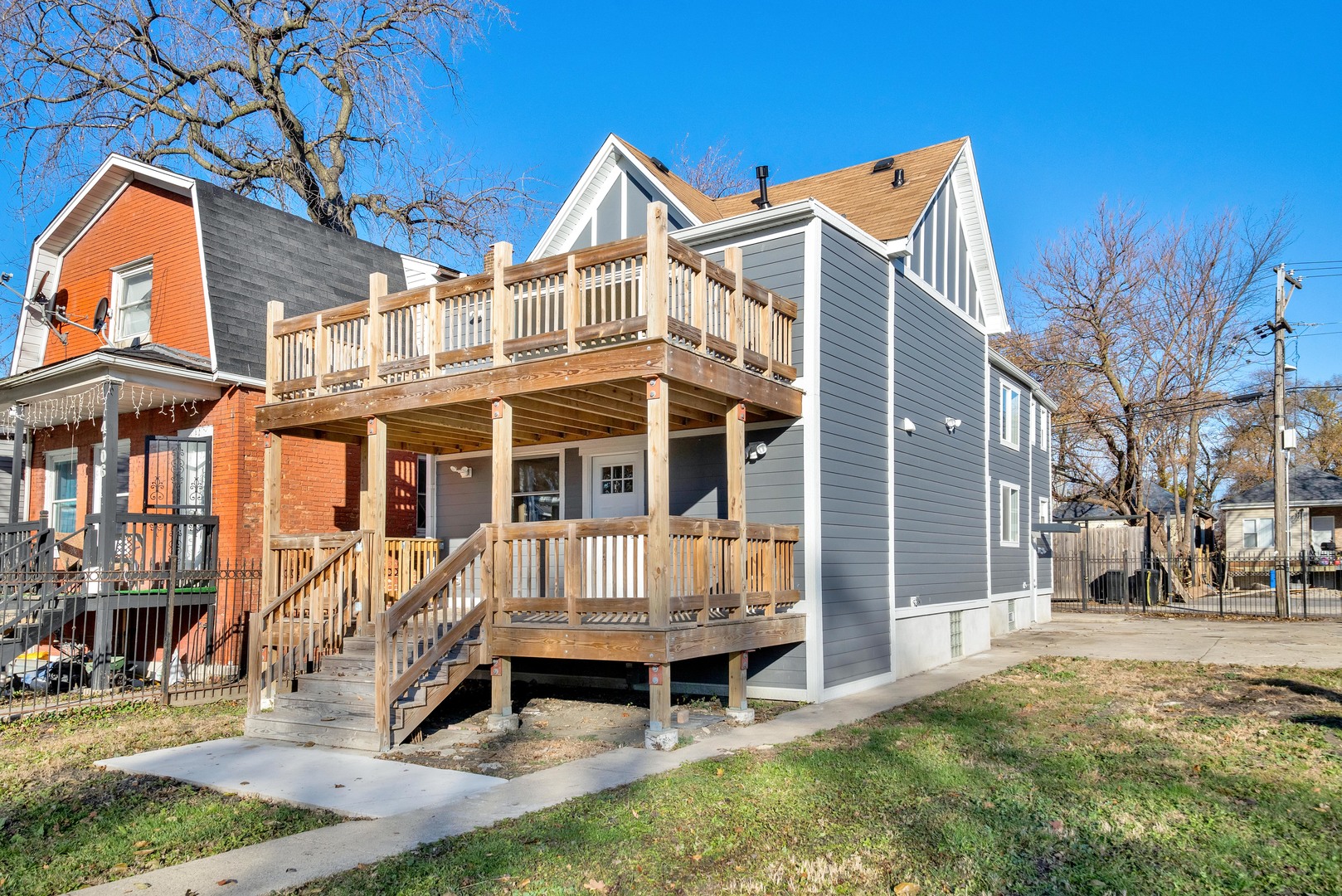 a view of a house with a yard