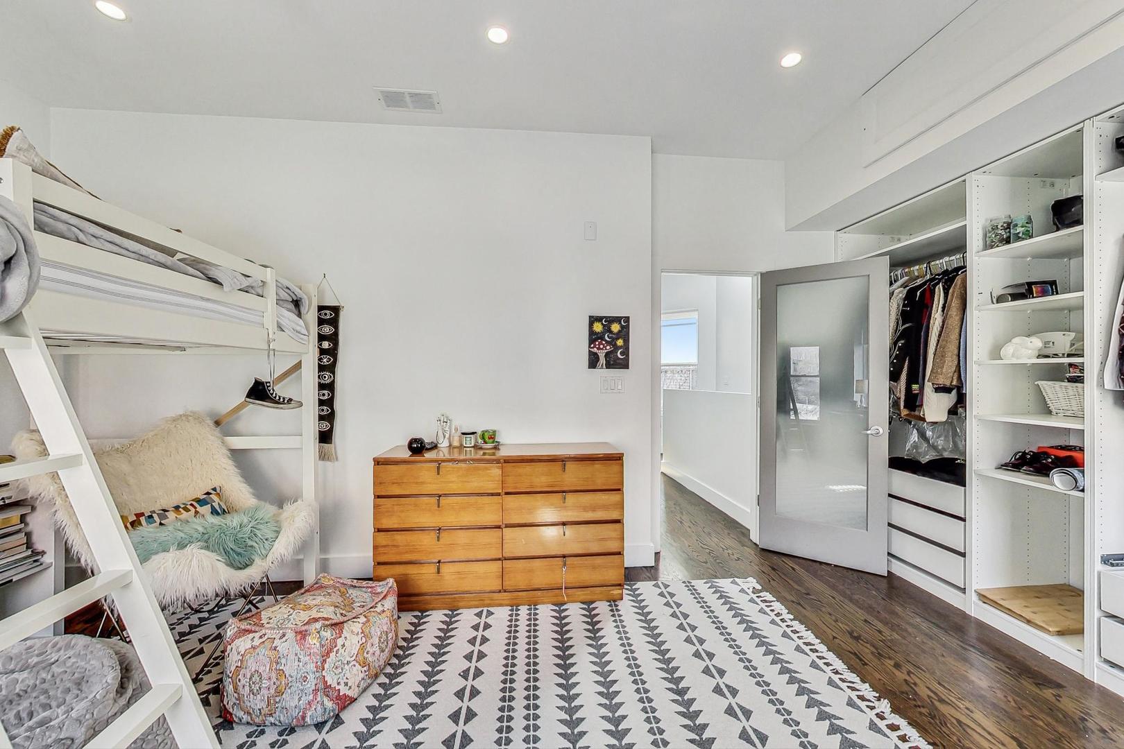 2445 West Rice Street Chicago, IL 60622 - Photo 27 of 46 a room with furniture and white walls