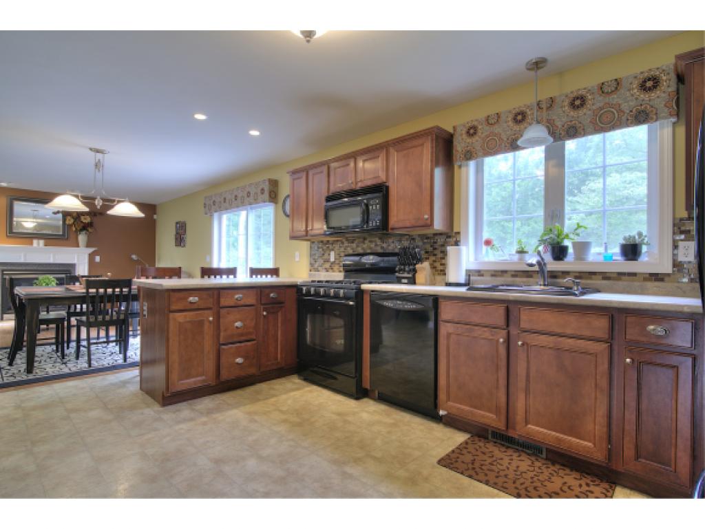 868 Bryant Road Manchester, NH 03109 - Photo 4 of 27