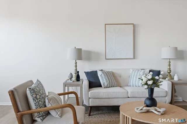 $1,975 | 887 Farmington Avenue, Unit 4E, West Hartford, CT 06119